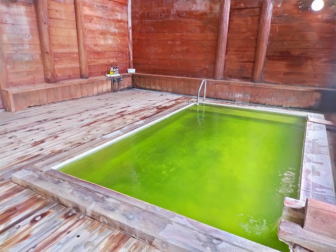 鮮やかなエメラルドグリーンのお湯