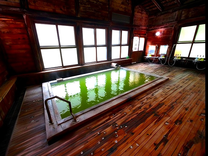 エメラルドグリーンの内湯