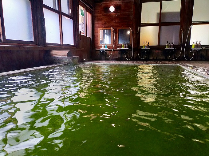 湯船の中から見た洗い場の様子