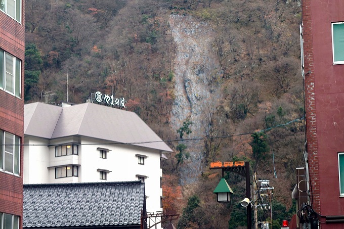 やまのはと山肌