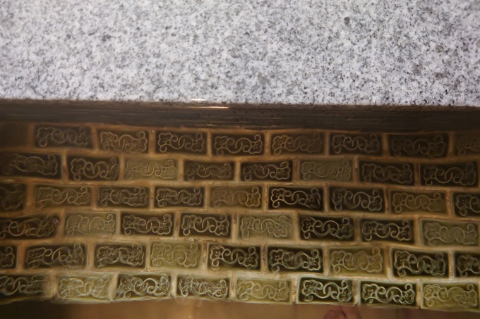 平舘不老ふ死温泉の浴槽のタイル