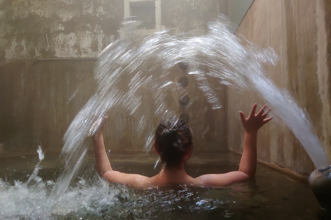 湯谷温泉の豪快な湯口