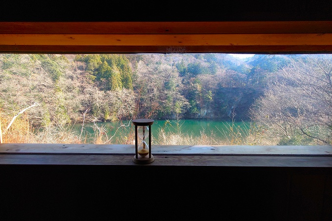 薪サウナの窓