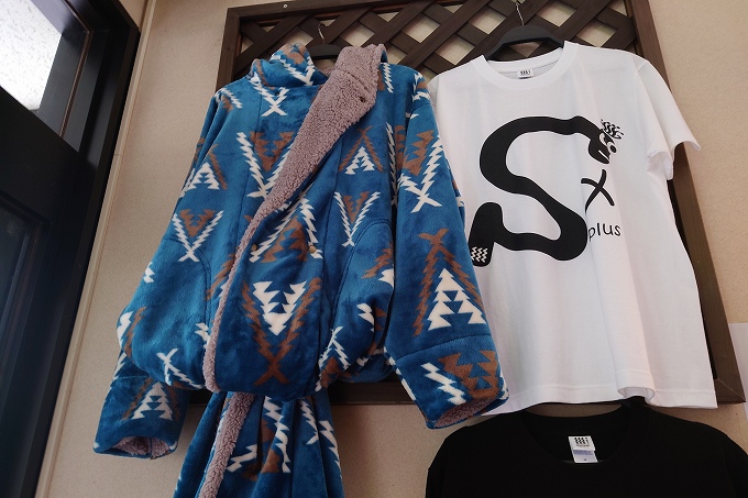 ポンチョとHARINRZUMIコラボTシャツ