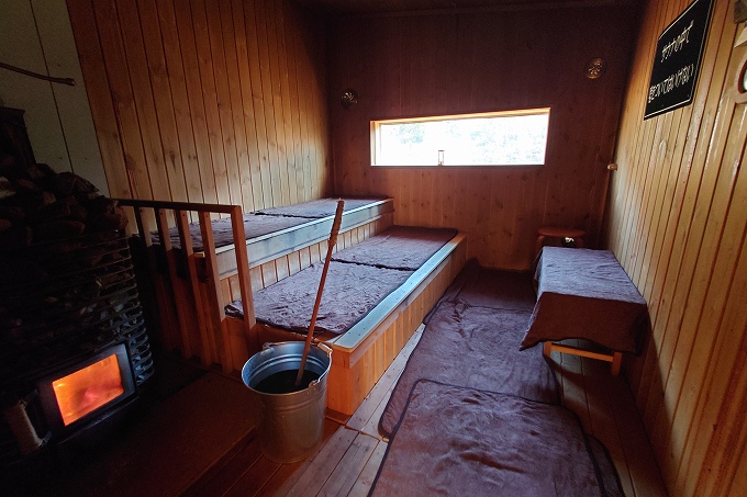 薪サウナ内