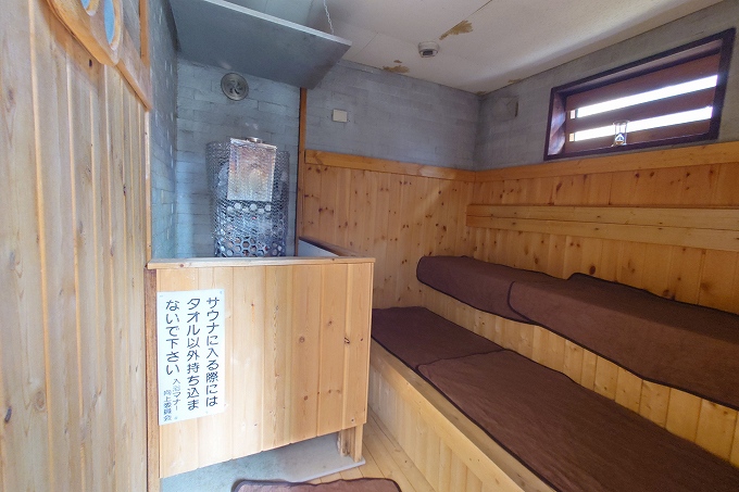 男湯のハーブサウナ（電気ストーブのサウナ）