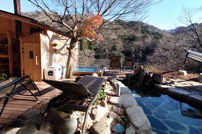 さぷらすの男湯露天風呂ゾーン