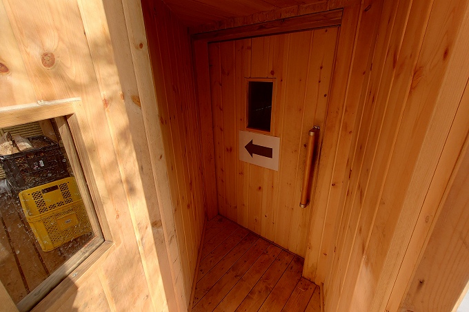 薪サウナのドア