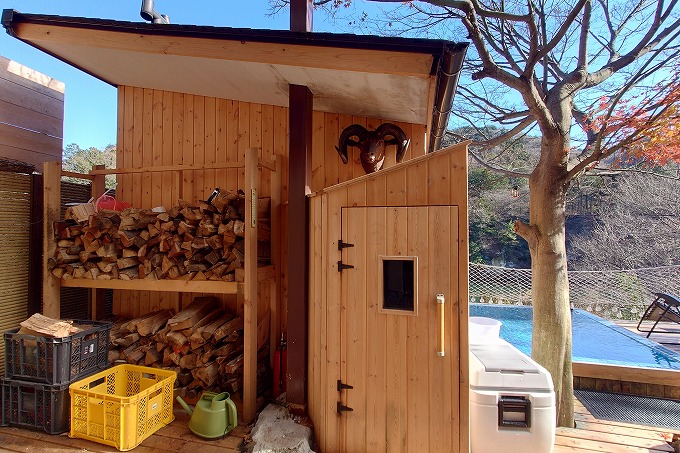 男湯の薪サウナ