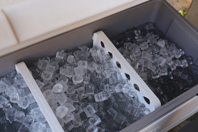 氷の入ったクーラーボックス