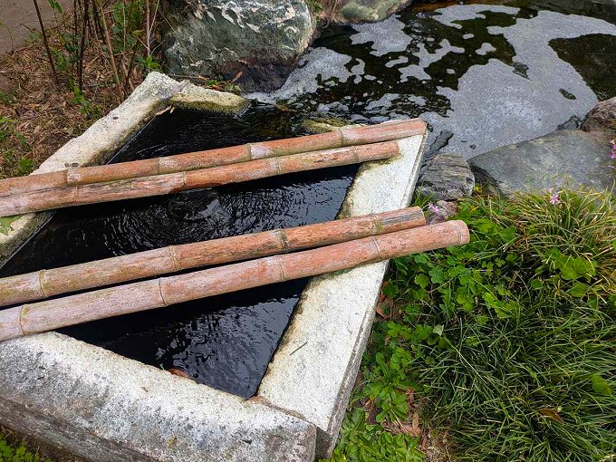 玄関前のあふれている源泉