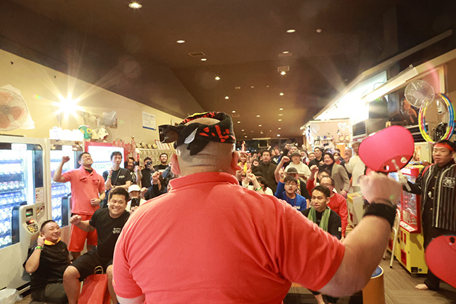 参加者たちに向けて熱波甲子園の意義を説く、アブドーラ・小林さん