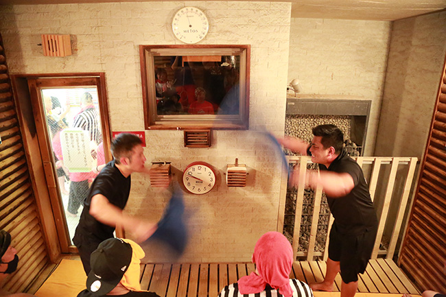 思わぬ「告白」で対戦相手・グラサウナーあっきーを揺さぶるRe:バース足立（写真右）