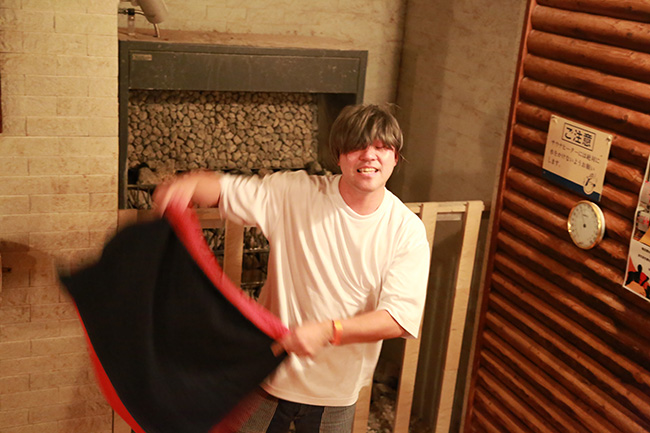 コント仕立ての緻密な演舞を披露した「おふろの国」熱波師・サウナの三狼（さぶろう）