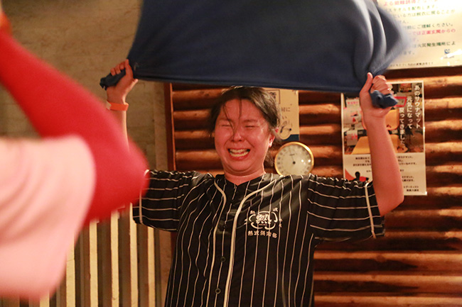 熱波甲子園最後の闘いに感極まる「サウナ熱波倶楽部」熱波師・安寺沢茜