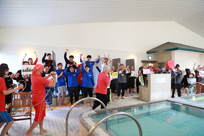 大浴場で開催された、熱波甲子園2025秋大会 開会式の模様