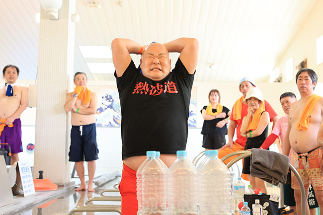 独特フォームでペットボトル倒しに結果を残した「おふろの国」熱波師・天谷窓大