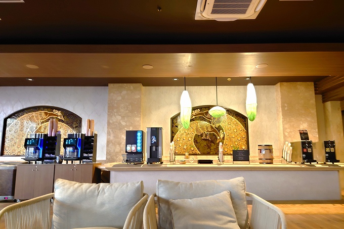 ラウンジのアルコールなどフリーフローのドリンク