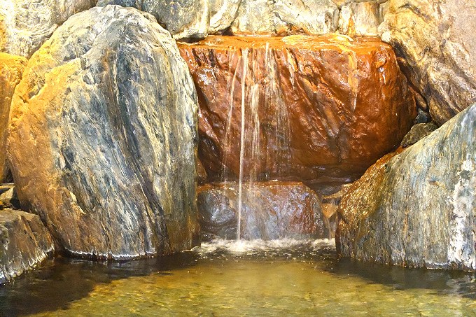 霧降の湯の内湯の湯口