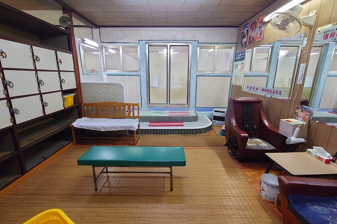 日の出湯の脱衣所