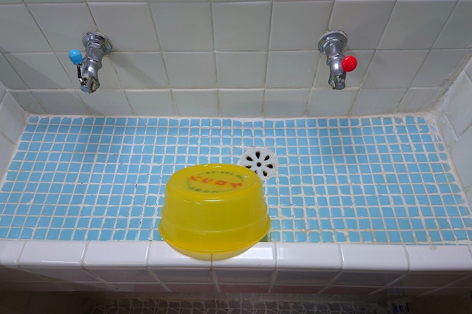 日の出湯の洗面台