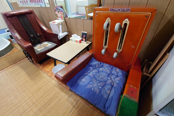 日の出湯のレトロマッサージチェア