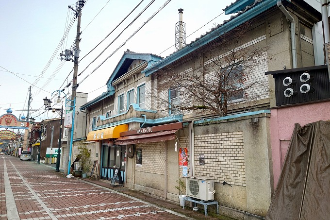 若の湯の外観と商店街