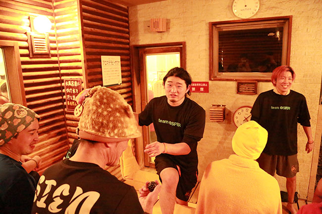 「SPA & SAUNA オスパー」の演舞を担当したノッパー宮崎（写真中央）、プレジャー田中（写真右端）