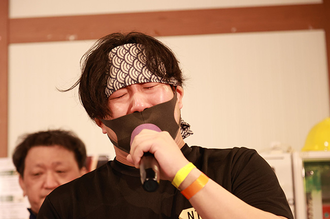 大粒の涙をこぼし、全身で悔しさをにじませる熱ごり