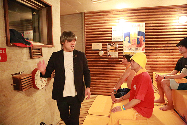 銀髪ウィッグにジャケット、熱波師らしからぬ姿で観客を唖然とさせるサウナの三狼