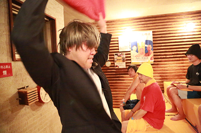 奇抜な姿とは裏腹に、堅実なタオルワークでサウナ室の空気を作り上げる