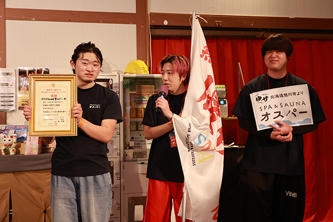 優勝コメントを述べるノッパー宮崎、プレジャー田中、トントゥッカ林