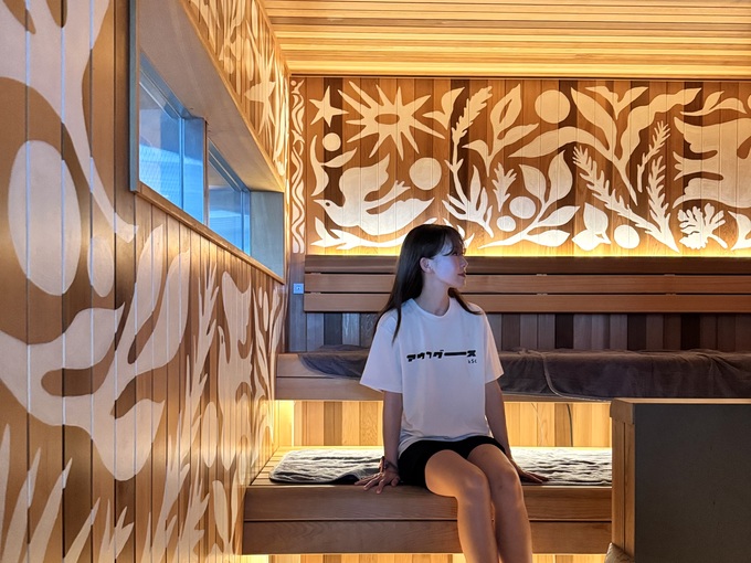 高輪SAUNAS 女性サウナに入る女性