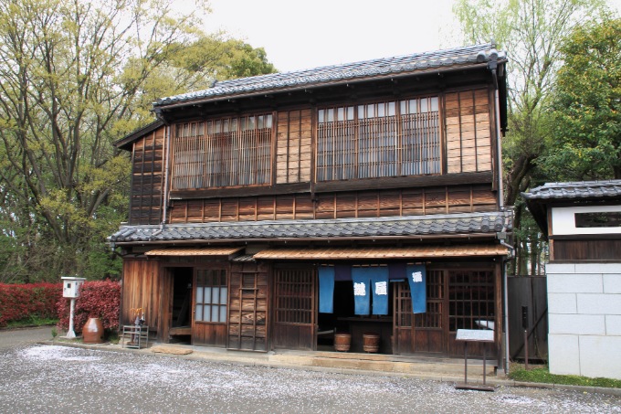 お父さんとお母さんが豚になるシーンに登場する飲食店に似た「鍵屋」