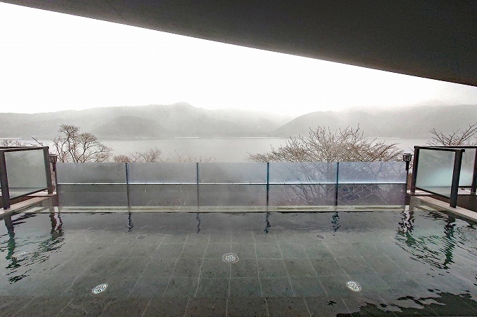 龍宮殿本館の女性風呂露天風呂