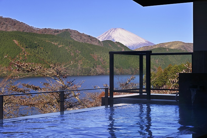 龍宮殿本館の女性露天風呂の芦ノ湖と富士山