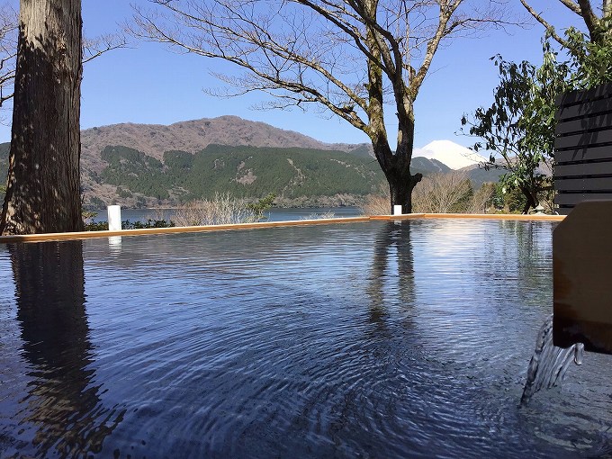 龍宮殿本館の男性露天風呂の芦ノ湖と富士山