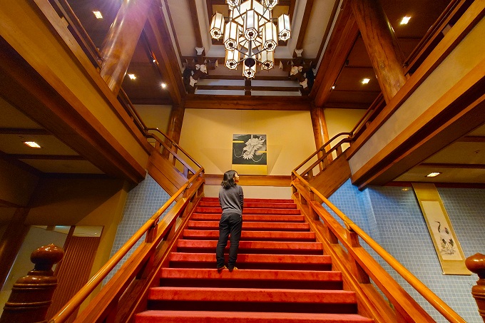 龍宮殿本館の階段を正面から