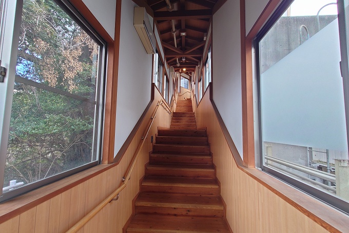 赤沢温泉ホテルと赤沢日帰り温泉館の連絡通路