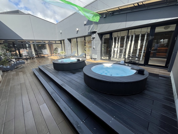 水風呂に浸かれる外気浴デッキ