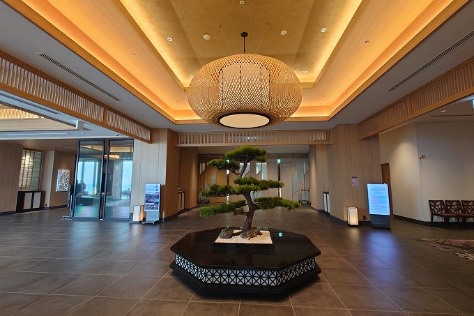 星館のロビーと松