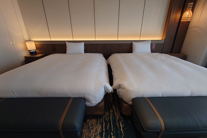 デラックスルームのツインベッド