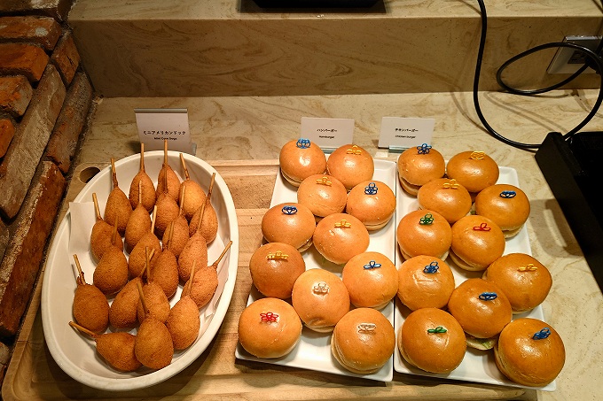 ミニサイズのアメリカンドッグとハンバーガー