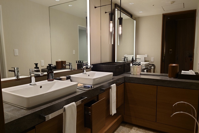 デラックスルームの洗面所