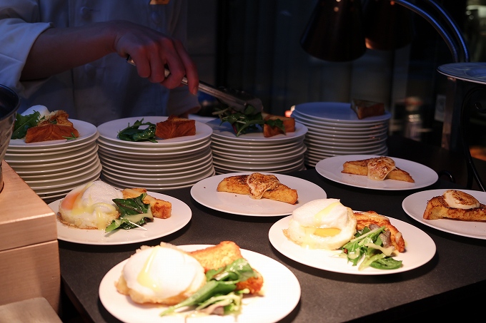 朝食のライブキッチン