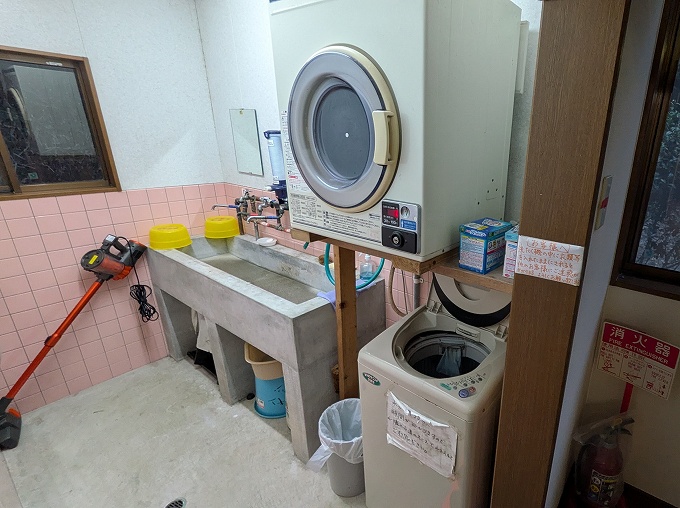 洗面所には洗濯機と乾燥機も