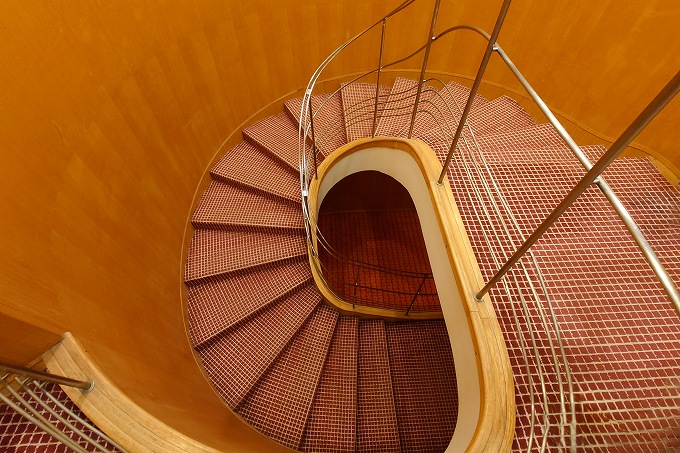 手すりがスチールの螺旋階段