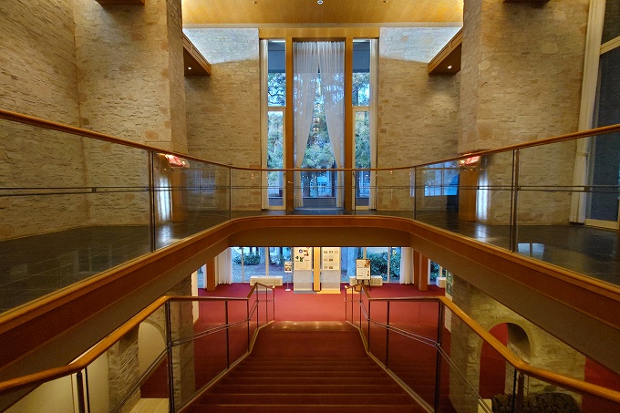 ロビーの突き当りの階段