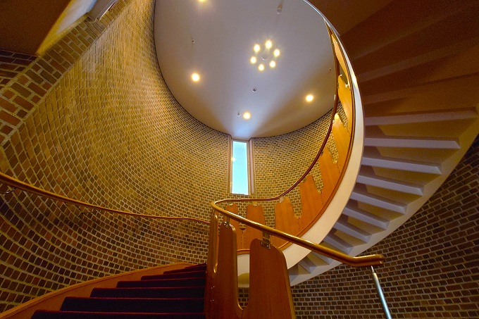 手すりが木製の螺旋階段