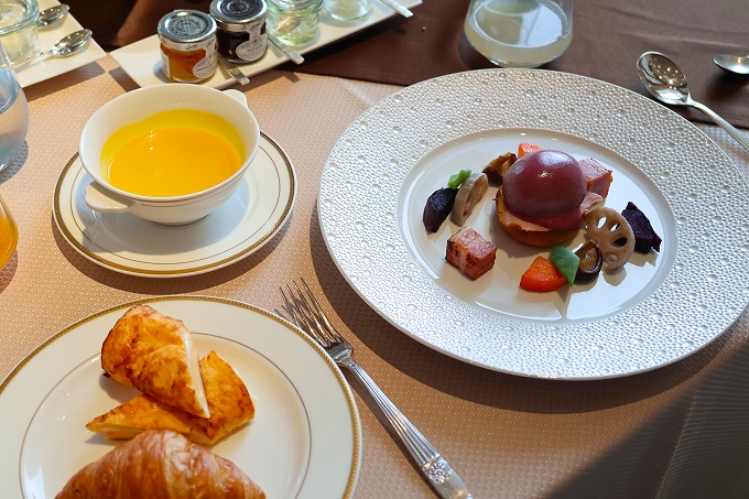 朝食のテーブル